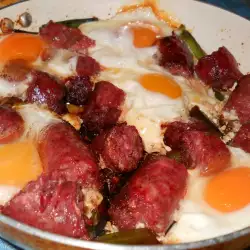 Жареные колбаски с яйцами и луком-пореем
