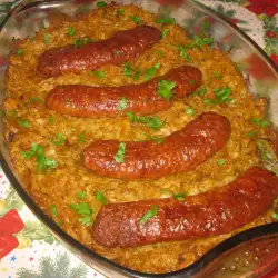 Колбаски поверх кислой капусты