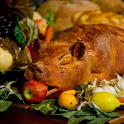 Запеченный поросенок, фаршированный ветчиной и грибами