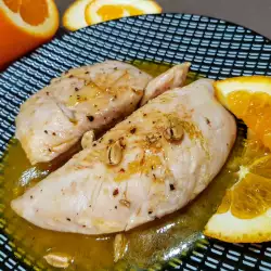 Курица с апельсином на сковороде