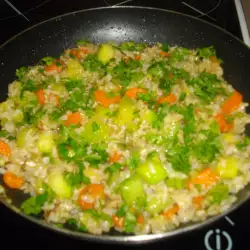Рис на сковороде с морковью