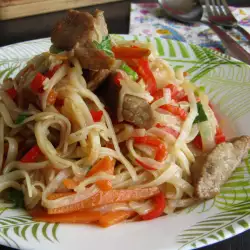 Жареные рисовые спагетти со свининой и овощами