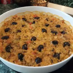 Рис, запеченный с луком-пореем и оливками