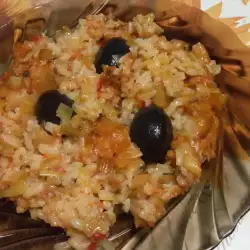 Рис с луком-пореем и оливками в духовке