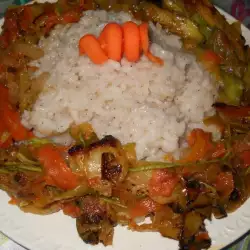 Белый рис с овощами на сковороде