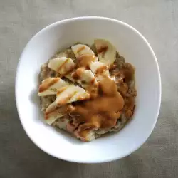 Овсяная каша с бананом и арахисовым маслом