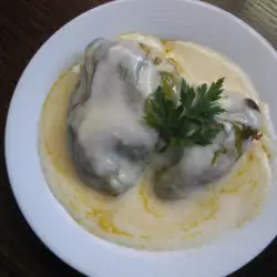 Фаршированный перец с белым соусом