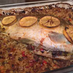 Карп фаршированный с фаршем и грецкими орехами