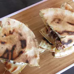 Арабский хлеб пита, фаршированный мясным фаршем