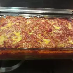 Фаршированные каннеллони с мясным фаршем, томатным соусом и соусом бешамель