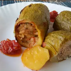 Кабачки, фаршированные мясным фаршем и помидорами