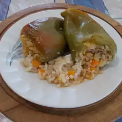 Фаршированный перец с рисом и зеленым луком