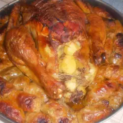 Фаршированная курица с картофелем и голубцами