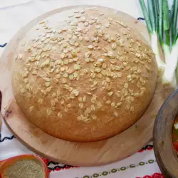 Цельнозерновой хлеб с овсяными хлопьями в керамической кастрюле