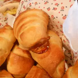 Воздушные булочки с черносливовым джемом