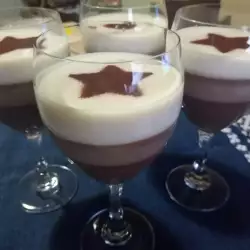 Десерт в стакане с белым шоколадом