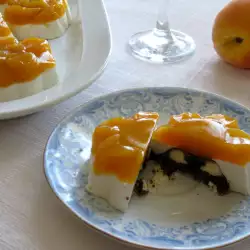 Десерт с персиками и медом