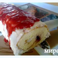 Бисквитный рулет с молочным кремом и джемом