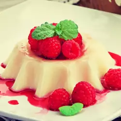 Десерт с молоком и фруктами