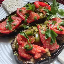 Туфельки из баклажана с помидорами и грибами