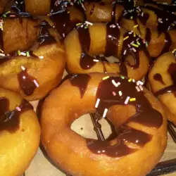 Вкусные жареные пончики