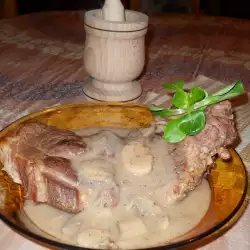 Свиные стейки с соусом и грибами