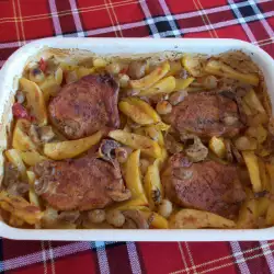Запеченные отбивные с картофелем, вялеными томатами и луком-севком