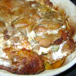 Стейки из свиной шейки со сливками и солеными огурцами