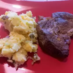 Свиные стейки с соевым соусом, горчицей и картофельным салатом