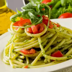 Спагетти с рукколой и помидорами
