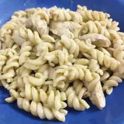 Паста с соусом песто и курицей