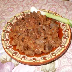 Утиные сердечки по-деревенски с вином и репчатым луком