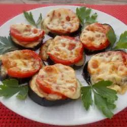 Запечённый баклажан с беконом, помидорами и сыром
