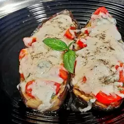 Запеченные баклажаны с помидорами и моцареллой