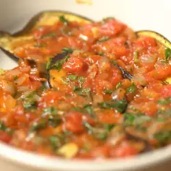 Вкусные баклажаны с томатным соусом и моцареллой