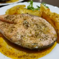 Запеченный лосось с картофелем в духовке