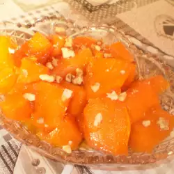 Вареная тыква с корицей, грецкими орехами и изюмом