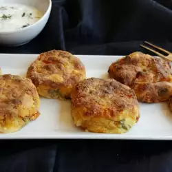Запеченные картофельные котлетки с овощами