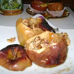 Печеные яблоки с грецкими орехами и изюмом
