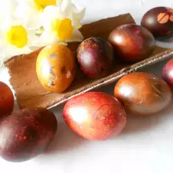 Крашеные пасхальные яйца жемчужной краской и фольгой