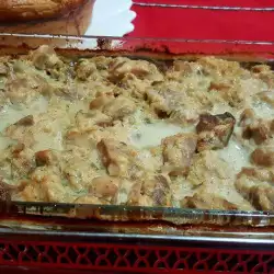 Кусочки куриного мяса с грибами и плавленым сыром