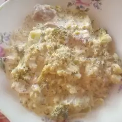Куриное мясо с брокколи, сметаной и луком-пореем