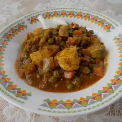 Рагу из куриного филе с горохом и морковью