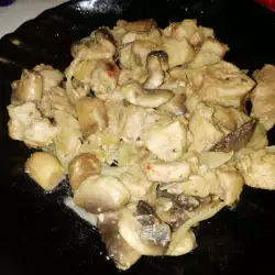 Куриное филе с луком и грибами