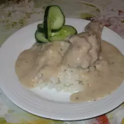 Курица с молочным соусом и белым рисом