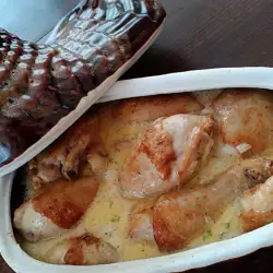 Курица с тертым картофелем в горшке для запекания
