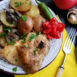 Куриные стейки с грибами и картошкой в ​​духовке