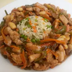 Курица с большим количеством овощей и разноцветным рисом