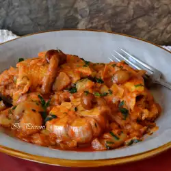Яхния с цыпленком и луком-пореем и грибами