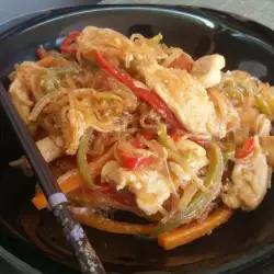 Куриное мясо в сковороде вок